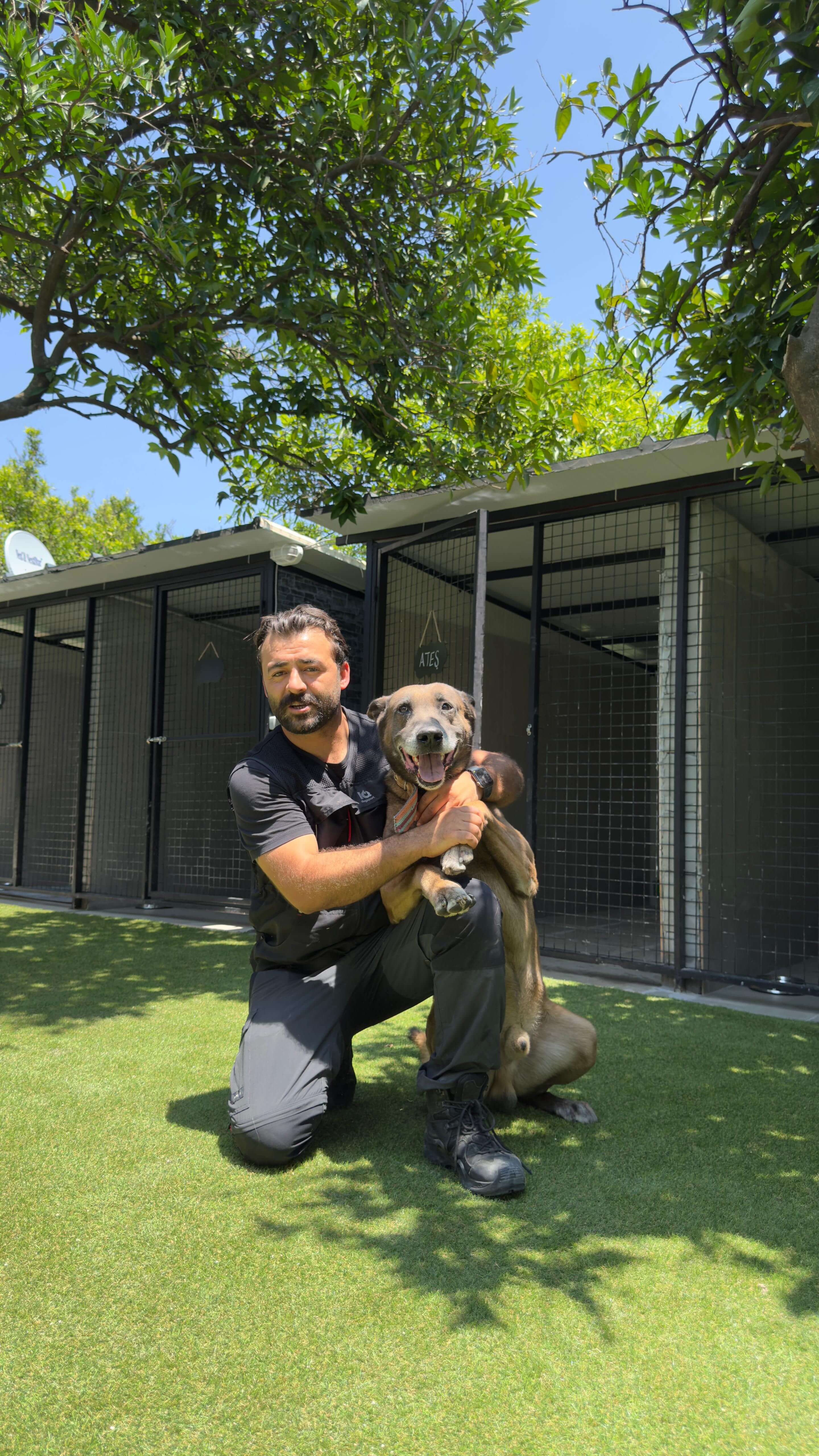 Patilerin Dünyası eğitmeni ve bir köpek, pansiyon alanında